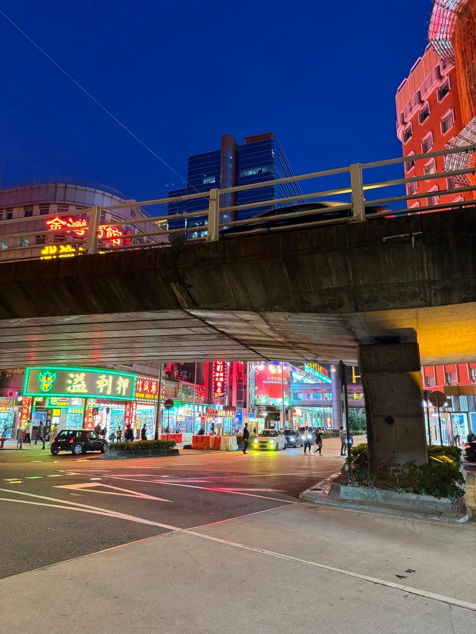🇲🇴 Макао — ещё одна «страна в стране»
Площадь земли в Макао — 34,3 км². Это чуть больше половины московского ЦАО | Сетка — социальная сеть от hh.ru