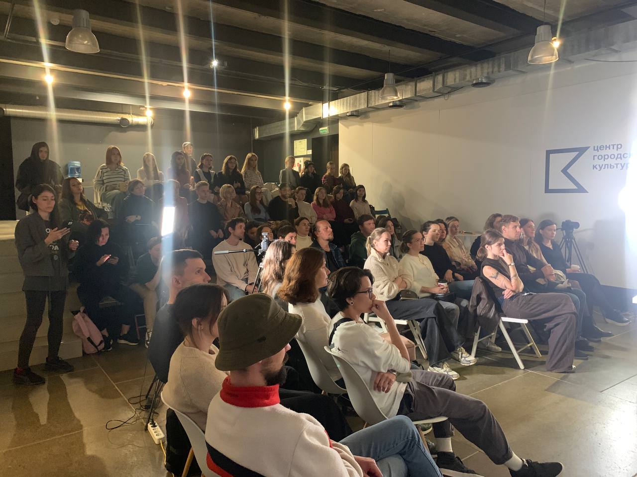 Пятнадцатый Дк с Димой Кучевым о том как, зачем, почему, откуда и что значит текст в городской среде. Лампово и глубоко.
#design #text #dk | Сетка — социальная сеть от hh.ru