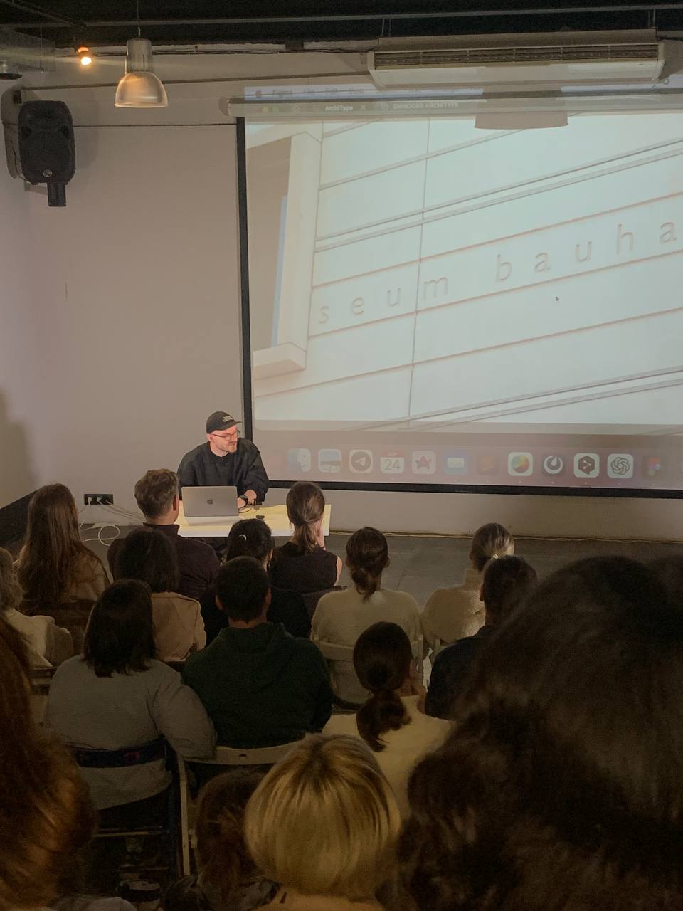 Пятнадцатый Дк с Димой Кучевым о том как, зачем, почему, откуда и что значит текст в городской среде. Лампово и глубоко.
#design #text #dk | Сетка — социальная сеть от hh.ru