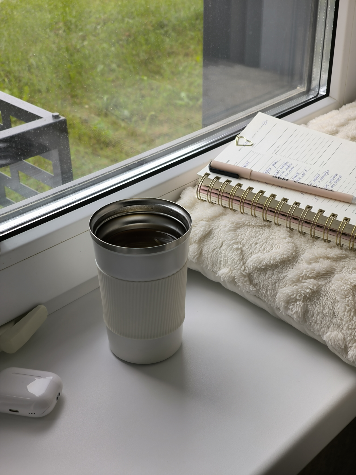 Привет!  
Я персональный ассистент руководителя пока с небольшим опытом работы. 💼  
Помогаю в организации рабочего процесса, планировании встреч и документооборо 📃
Развиваюсь также в маркетинге и SMM | Сетка — социальная сеть от hh.ru