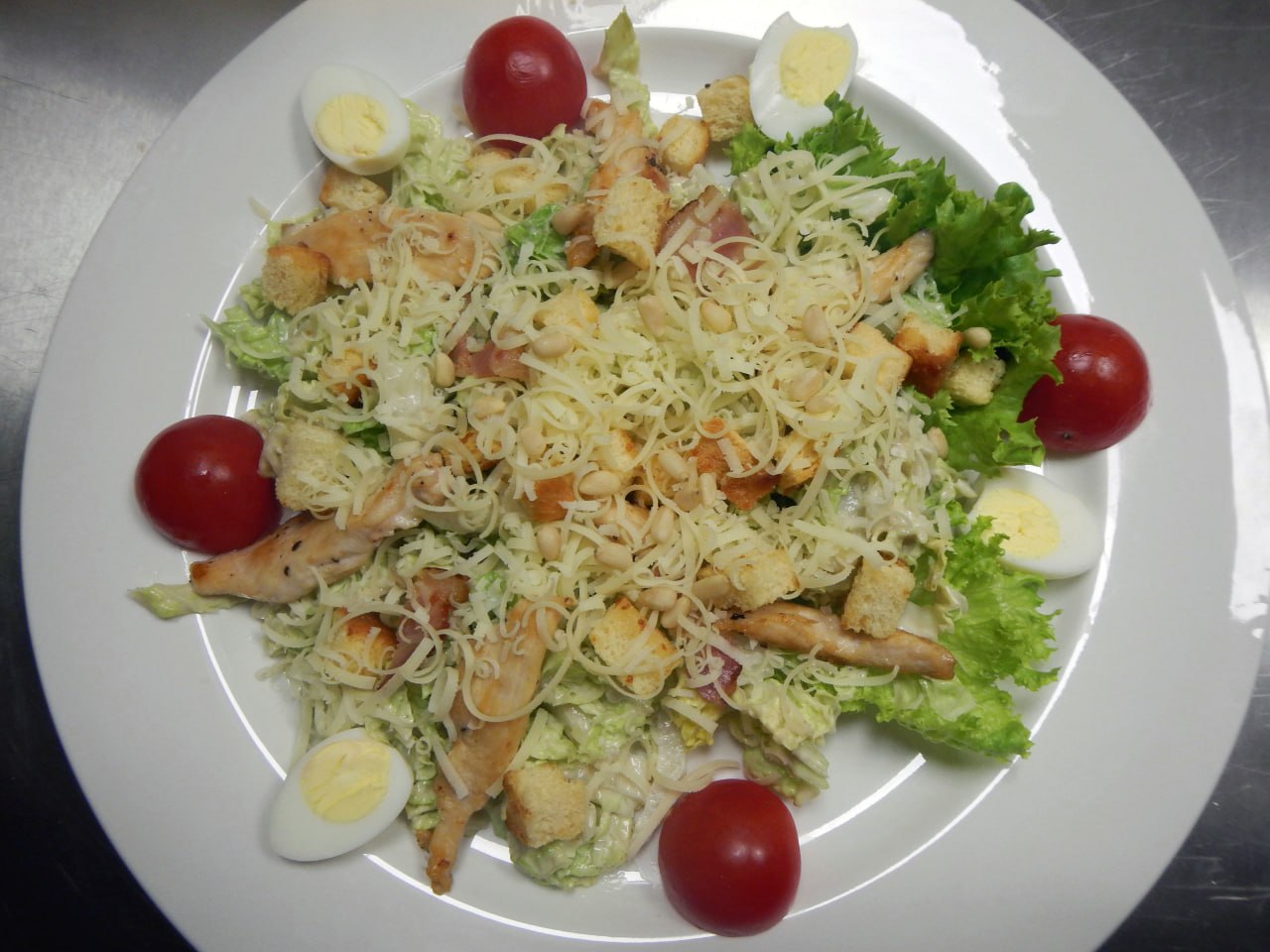 Друзья, сегодня у нас настоящий кулинарный шедевр – классический Цезарь! 🥗👑 Готовим вместе? 😉
Этот салат покорил сердца миллионов, и не зря! Сочетание хрустящего салата романо, нежного куриного филе, ... | Сетка — социальная сеть от hh.ru