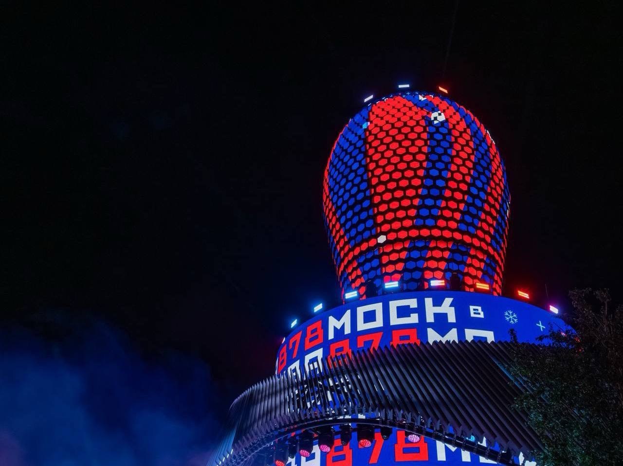На территории парка «Зарядье» размещён арт-объект в форме матрёшки, оснащённый мультимедийными панелями.
Конструкция имеет высоту 12 метров и расположена рядом с Кремлём и Красной площадью | Сетка — социальная сеть от hh.ru
