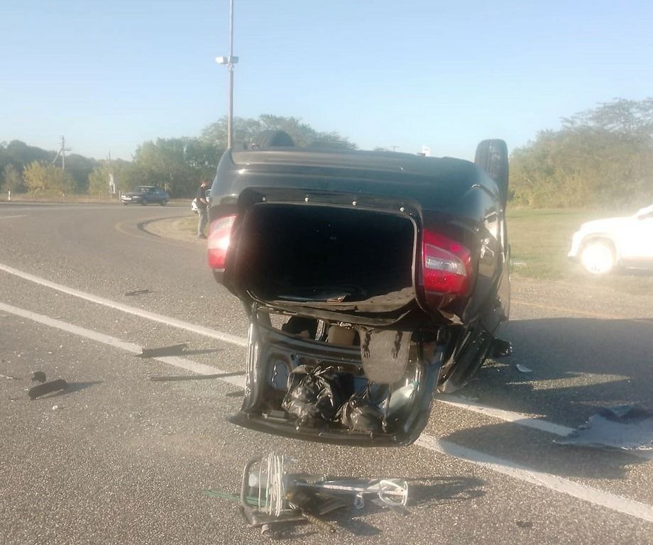 В Изобильненском округе перевернулась Lada Granta
Авария произошла, когда 21-летний водитель ВАЗ-2115 выехал на главную дорогу и не уступил Lada Granta. От удара вторую машину перевернуло | Сетка — социальная сеть от hh.ru