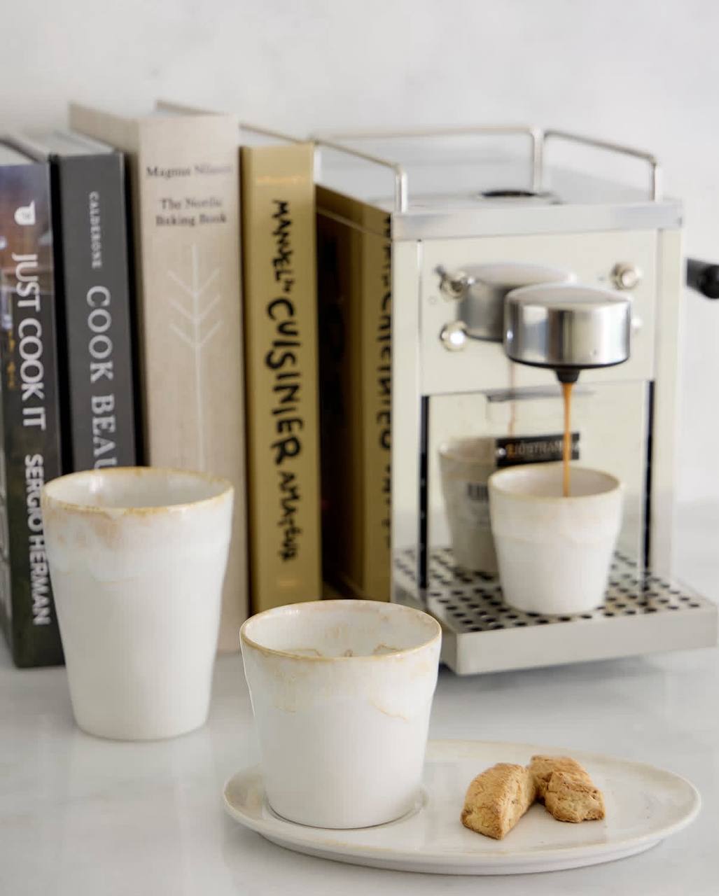 Grespresso от Costa Nova – коллекция, вдохновлённая текстурой и глубиной керамики.
Каждая чашка создаётся вручную, поэтому рисунок и оттенки неповторимы | Сетка — социальная сеть от hh.ru