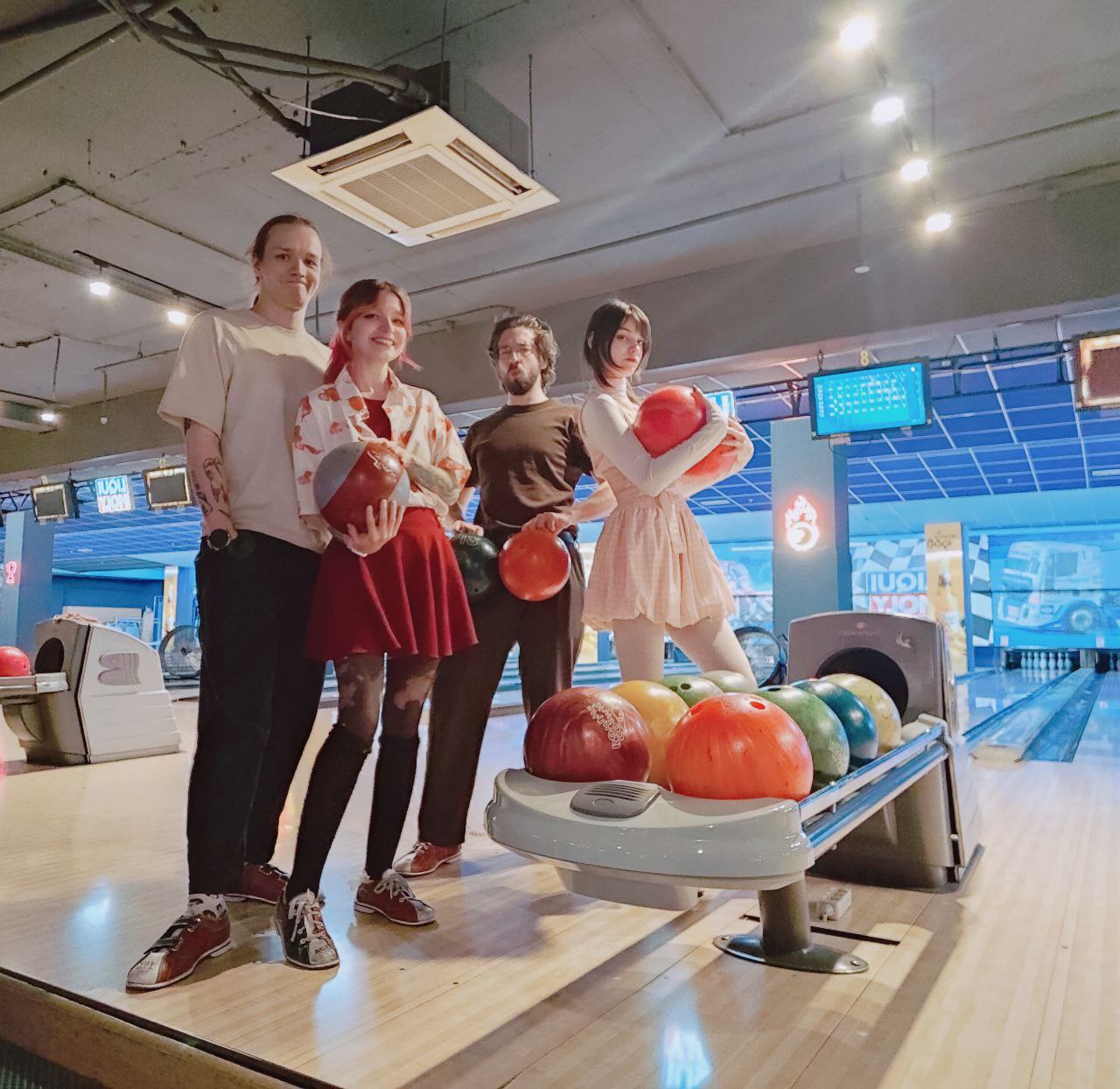 Вернулись в 2️⃣0️⃣1️⃣2️⃣ на пару часов 🎳
По качеству дорожек было соответствующе.. | Сетка — социальная сеть от hh.ru