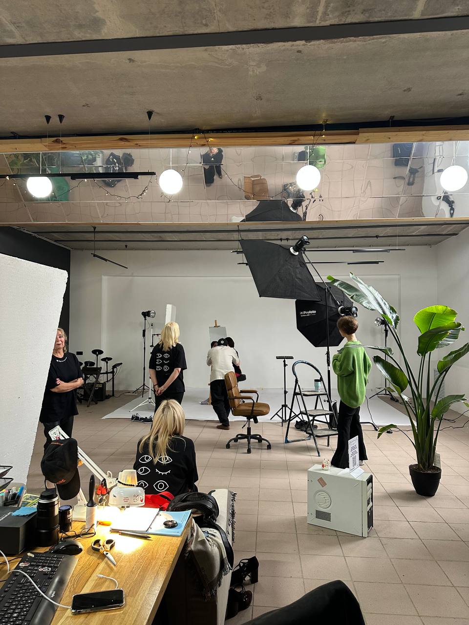 Отребрендили ЦВЗ, сегодня проводили съемку на сайт.
Ребята были в новом мерче который мы для них сделали. Все супер вдохновлённые и довольные | Сетка — социальная сеть от hh.ru