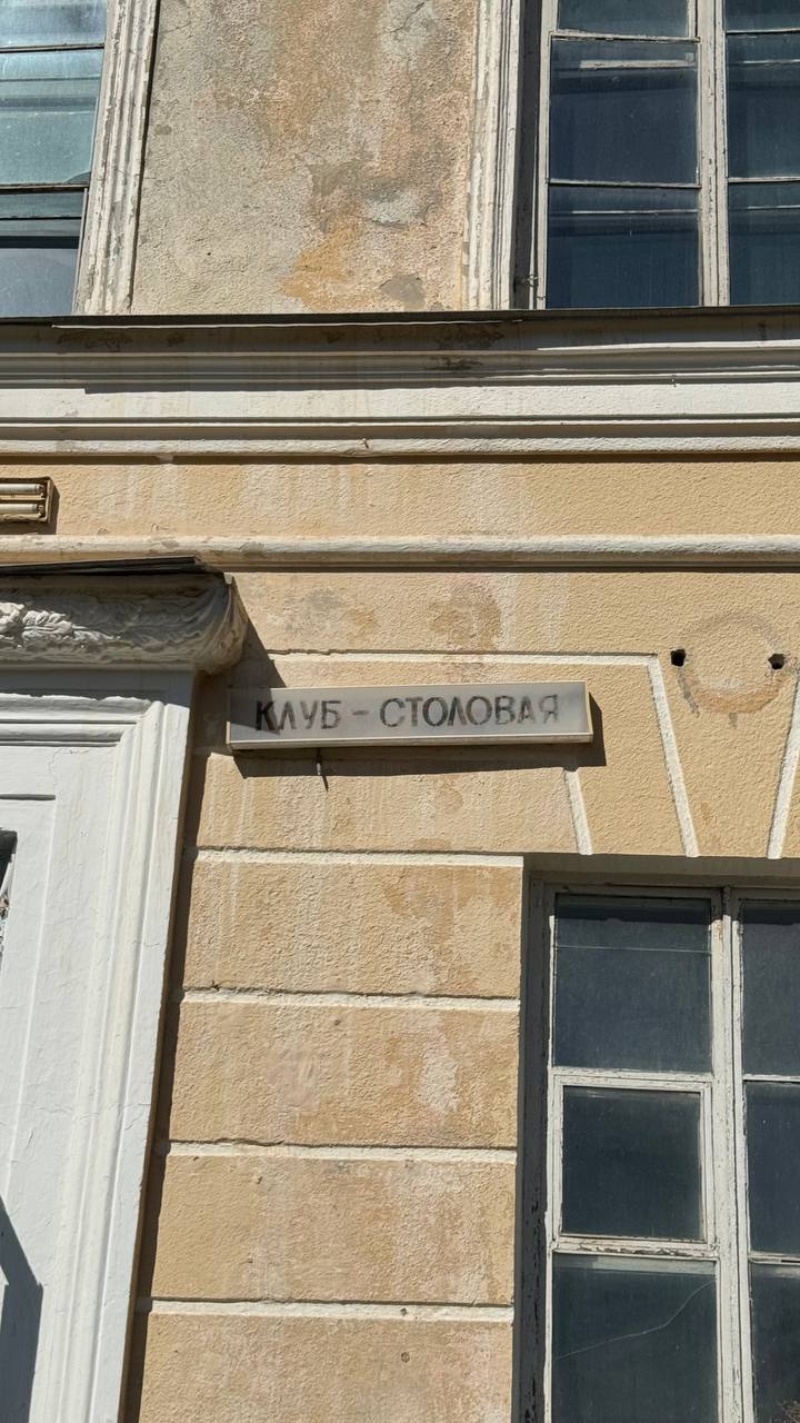 На секретном объекте с помпезным прошлым, романтичным, но заброшенным осенним настоящим и захватывающим будущим. Придумываем!
• #joboftheday #сферическийпроектмечты • | Сетка — социальная сеть от hh.ru