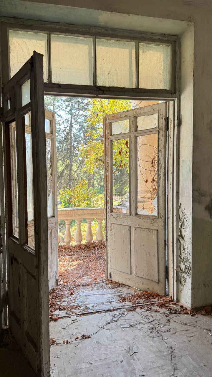 На секретном объекте с помпезным прошлым, романтичным, но заброшенным осенним настоящим и захватывающим будущим. Придумываем!
• #joboftheday #сферическийпроектмечты • | Сетка — социальная сеть от hh.ru