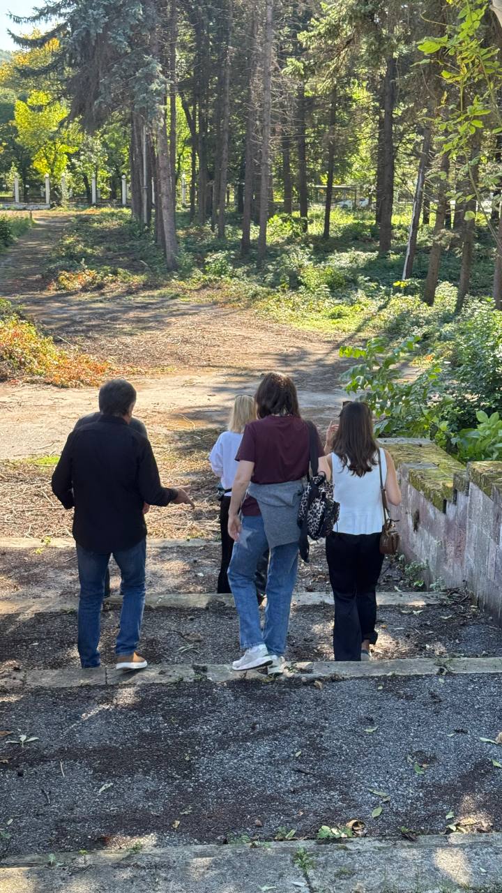 На секретном объекте с помпезным прошлым, романтичным, но заброшенным осенним настоящим и захватывающим будущим. Придумываем!
• #joboftheday #сферическийпроектмечты • | Сетка — социальная сеть от hh.ru