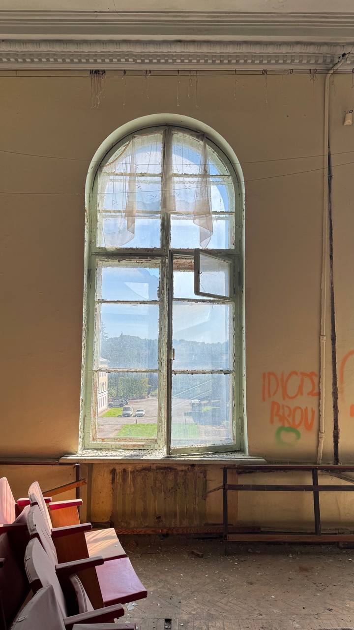 На секретном объекте с помпезным прошлым, романтичным, но заброшенным осенним настоящим и захватывающим будущим. Придумываем!
• #joboftheday #сферическийпроектмечты • | Сетка — социальная сеть от hh.ru