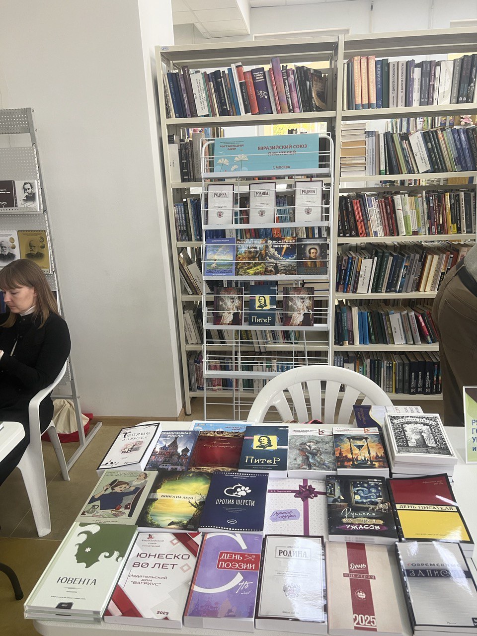 Итак, я вернулся в Москву после двухнедельного отпуска. И сразу — замечательные новости!
Сегодня в Рязани стартовал Фестиваль семейного чтения «Читающий мир» | Сетка — социальная сеть от hh.ru