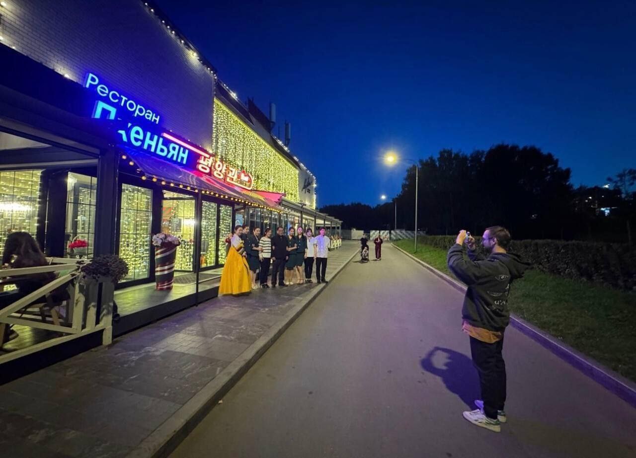 В Москве открылся северокорейский ресторан «Пхеньян», попасть в который можно только по паспорту — пишут в СМИ
Внутри царит дух чучхе: на экранах транслируют передачи из КНДР, на столах лежат журналы ... | Сетка — социальная сеть от hh.ru