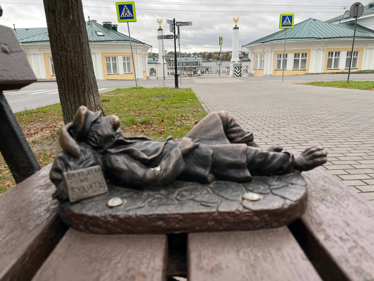 Городские фигурки или собирательство как #ДобавленнаяЦенность в туризме
-Мне осталось найти четырех зайцев.
-?
-Ну вот (показывает фото) есть ленивый, портной… фигурки зайцев в Костроме | Сетка — социальная сеть от hh.ru