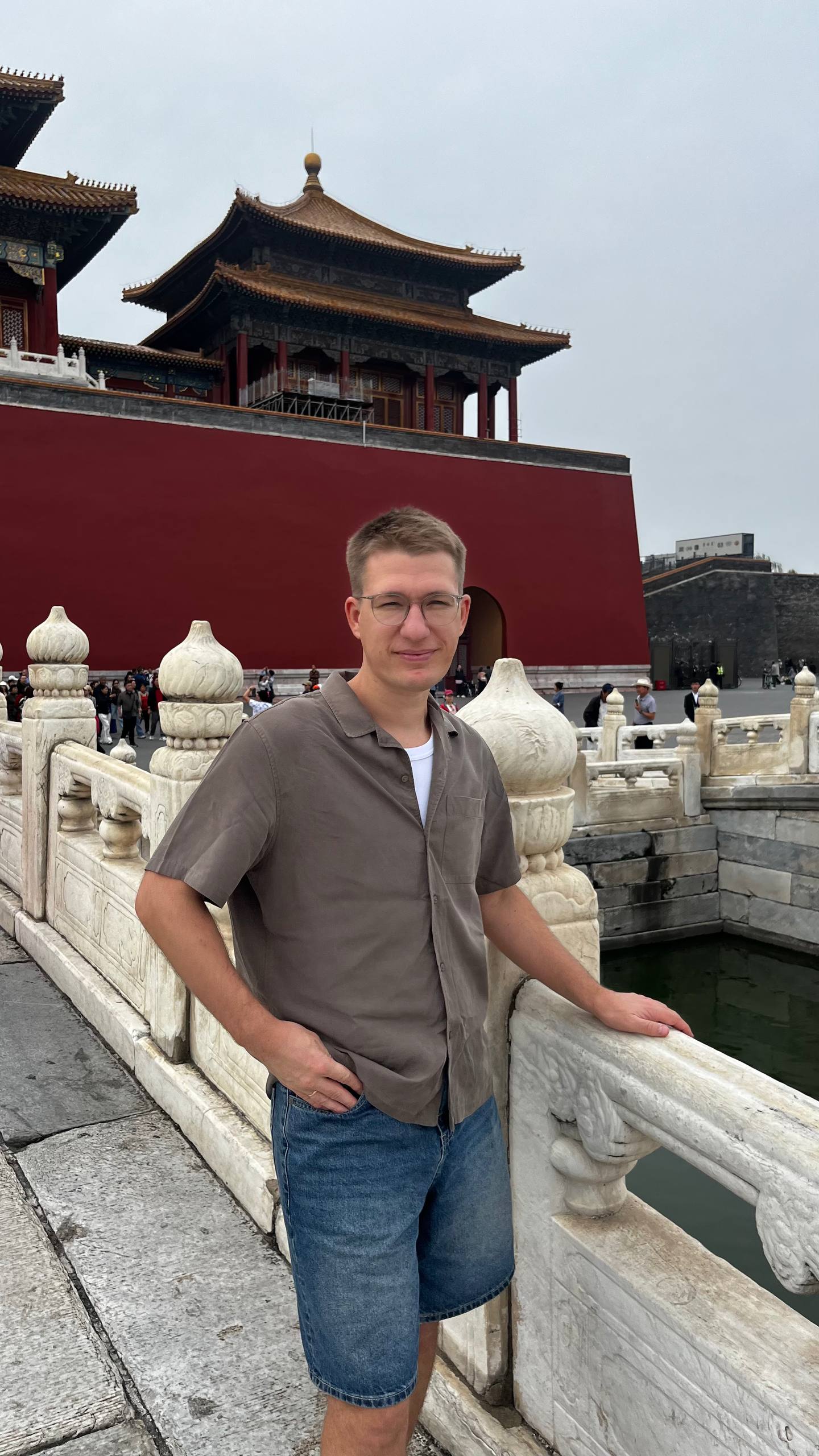 Угнал в Китай
Краткая хроника недели:
Пил водку 56 градусов, карабкался по ступенькам Великой китайской стены, трогал изделия из нефрита, ел утку по-пекински, запивая китайским пивом, крутил барабаны ... | Сетка — социальная сеть от hh.ru