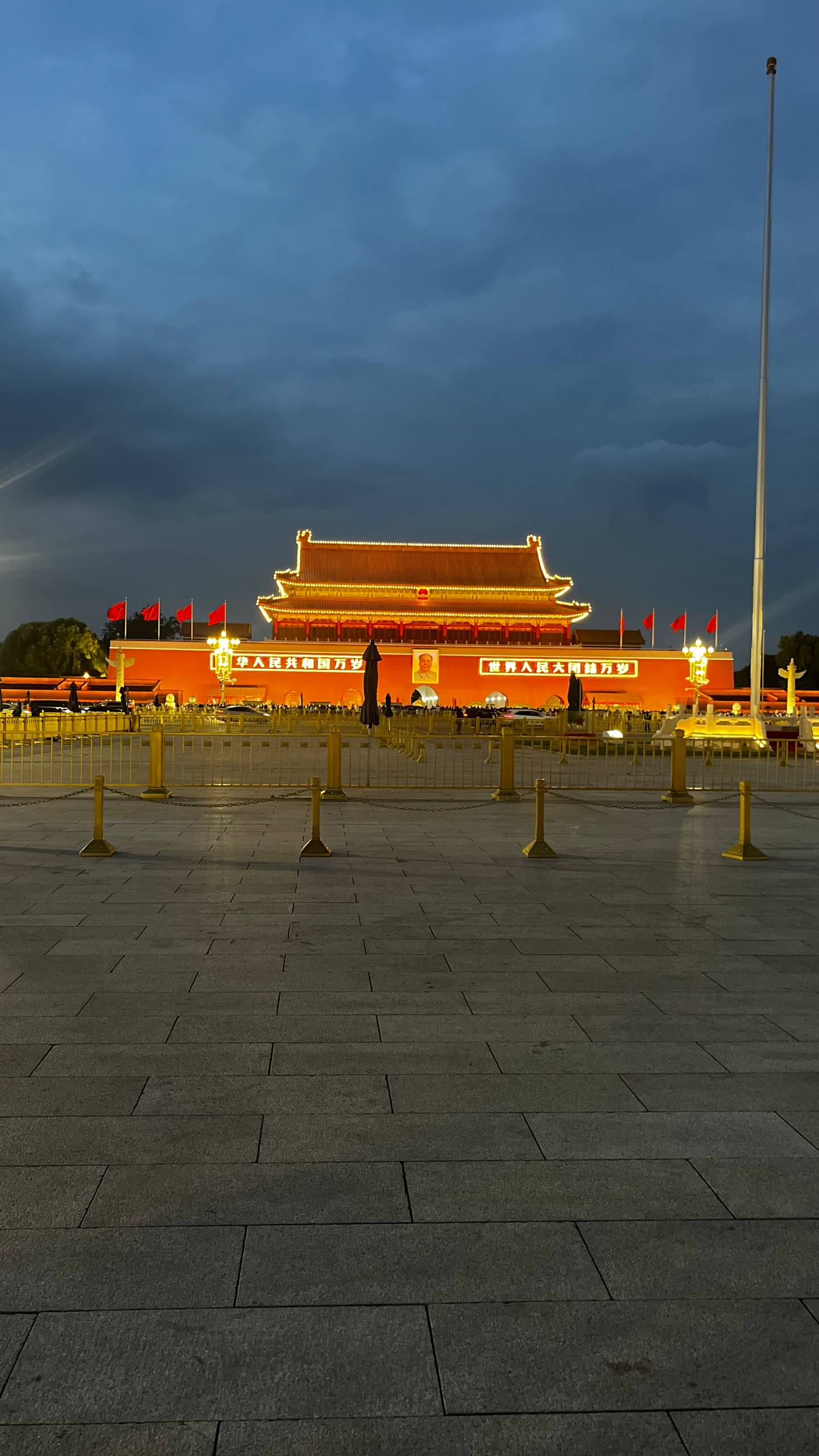 Угнал в Китай
Краткая хроника недели:
Пил водку 56 градусов, карабкался по ступенькам Великой китайской стены, трогал изделия из нефрита, ел утку по-пекински, запивая китайским пивом, крутил барабаны ... | Сетка — социальная сеть от hh.ru