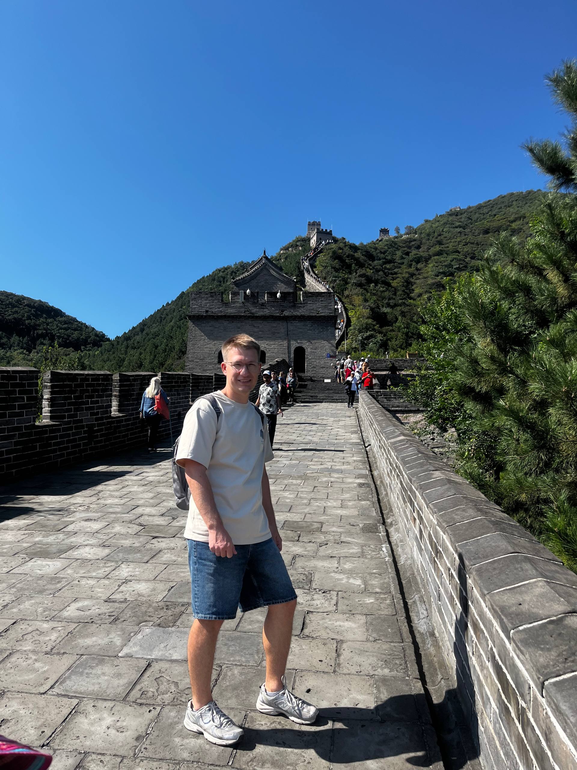 Угнал в Китай
Краткая хроника недели:
Пил водку 56 градусов, карабкался по ступенькам Великой китайской стены, трогал изделия из нефрита, ел утку по-пекински, запивая китайским пивом, крутил барабаны ... | Сетка — социальная сеть от hh.ru