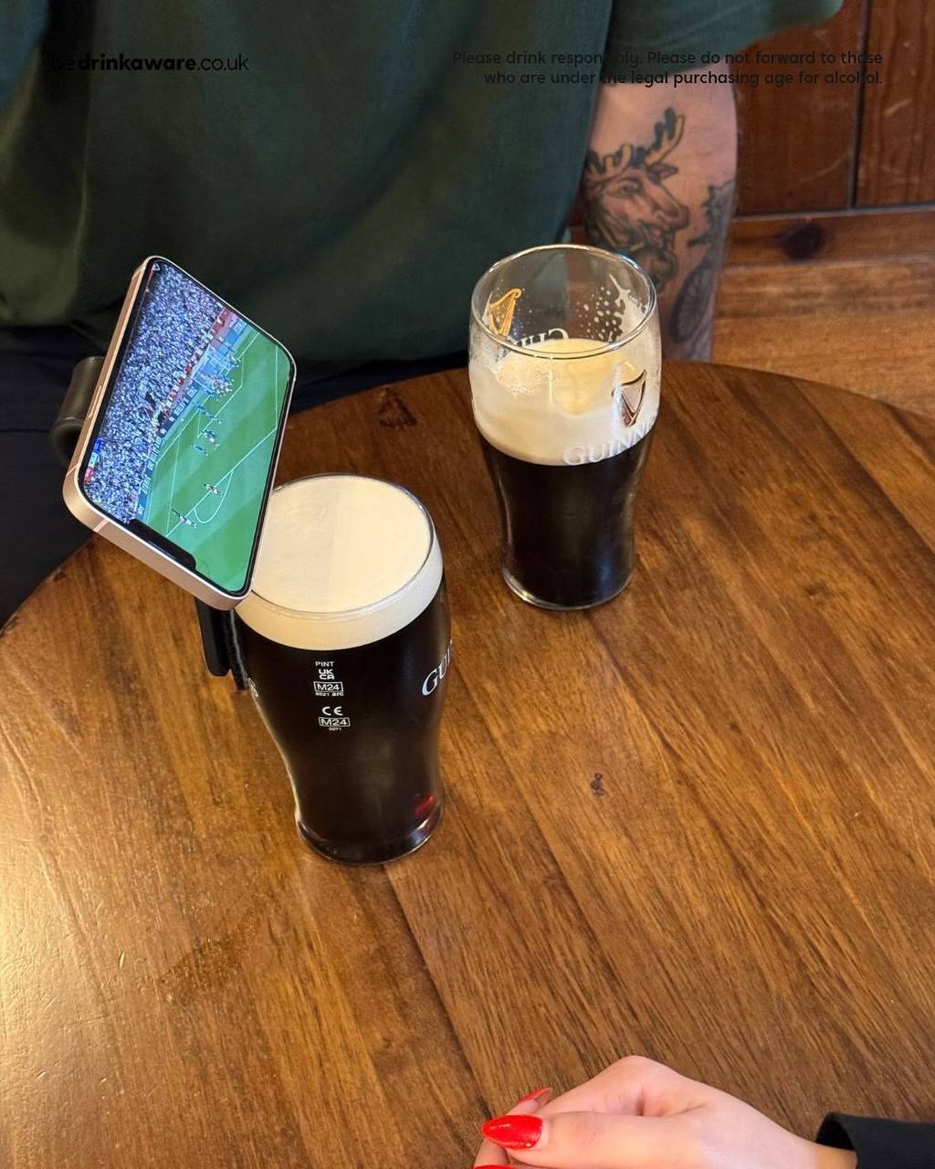 #Артем Подержи-ка мое пиво
Guinness предложил практичное решение в британских пабах: держатель для телефона, который крепится к бокалу. Можно одновременно смотреть матч и пить пиво. | Сетка — социальная сеть от hh.ru