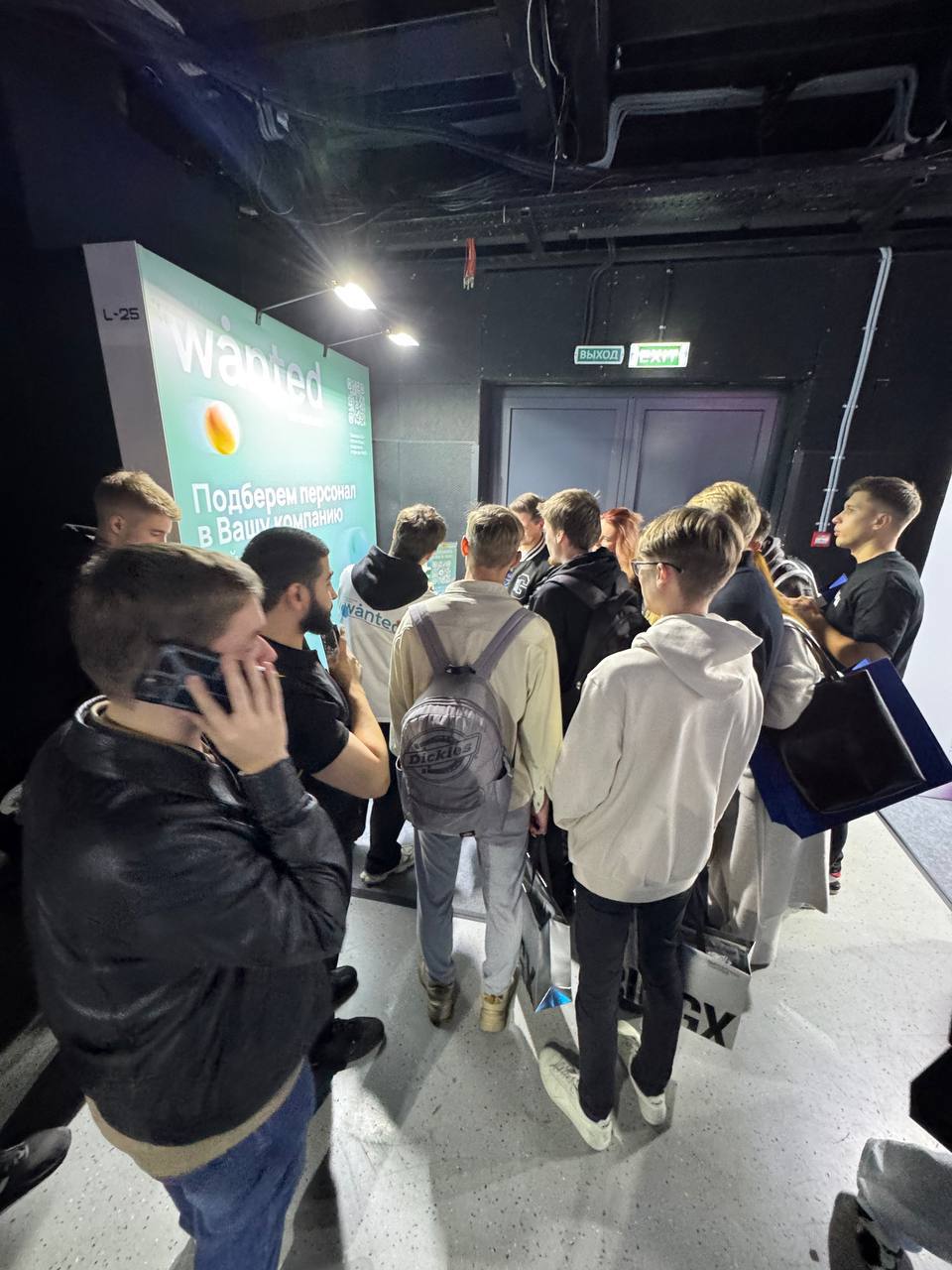 💎 Два дня на VII Crypto Summit 2025
И вот мы снова в офисе, но до сих пор с ощущением, что всё ещё там, среди этого яркого движa 🤩
Наш стенд стал точкой притяжения:✨ знакомились с десятками людей — от... | Сетка — социальная сеть от hh.ru