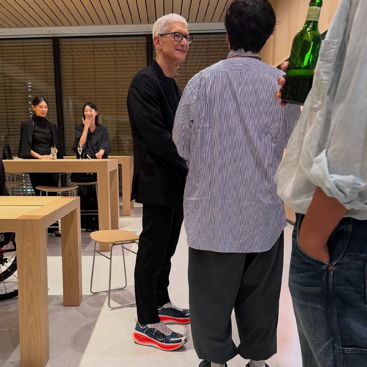 Кстати, глава Apple в честь такого события пришёл в уникальных кроссовках Nike Vomero Plus выпущеные в коллаборации с Sashiko Gals
Sashiko Gals — японский проект, основанный в 2024 году как инициатива... | Сетка — социальная сеть от hh.ru