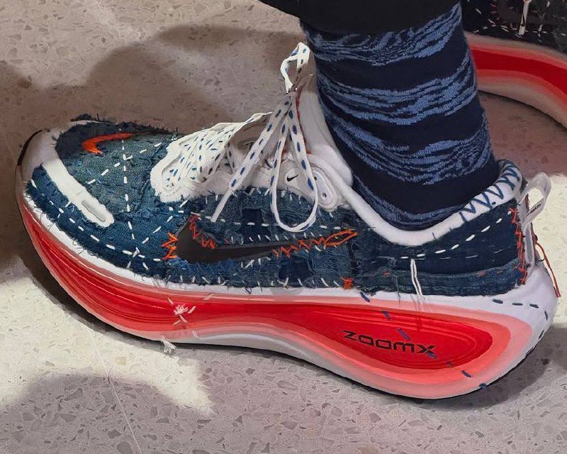 Кстати, глава Apple в честь такого события пришёл в уникальных кроссовках Nike Vomero Plus выпущеные в коллаборации с Sashiko Gals
Sashiko Gals — японский проект, основанный в 2024 году как инициатива... | Сетка — социальная сеть от hh.ru