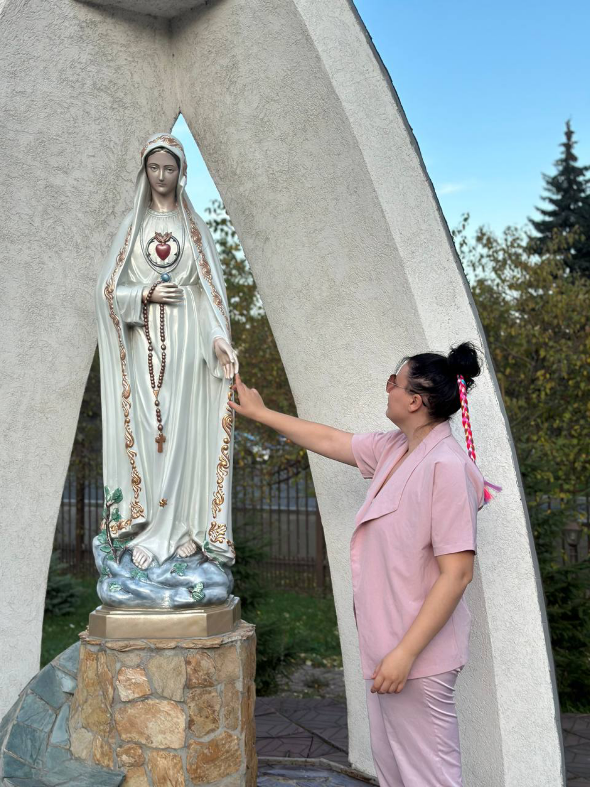 Рубрика :
История В:АРХИ  
Статуя Деве Марии в Кемерово.
Был установлен в 2009 году у римско-католического Храма Непорочного Сердца Пресвятой Девы Марии | Сетка — социальная сеть от hh.ru