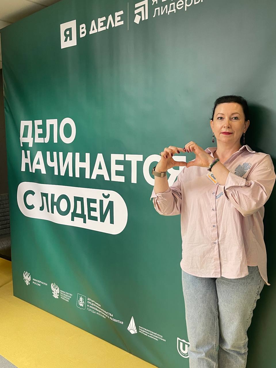 А пока наши участники обучаются командному коучингу, рядом молодые, во всех смыслах, предприниматели учатся вести бизнес.
С одним из модераторов мы вчера познакомились | Сетка — социальная сеть от hh.ru