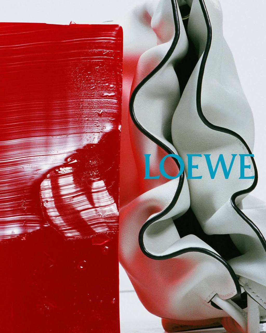 Визуал Loewe SS’26 как пожелание прекрасных выходных | Сетка — социальная сеть от hh.ru
