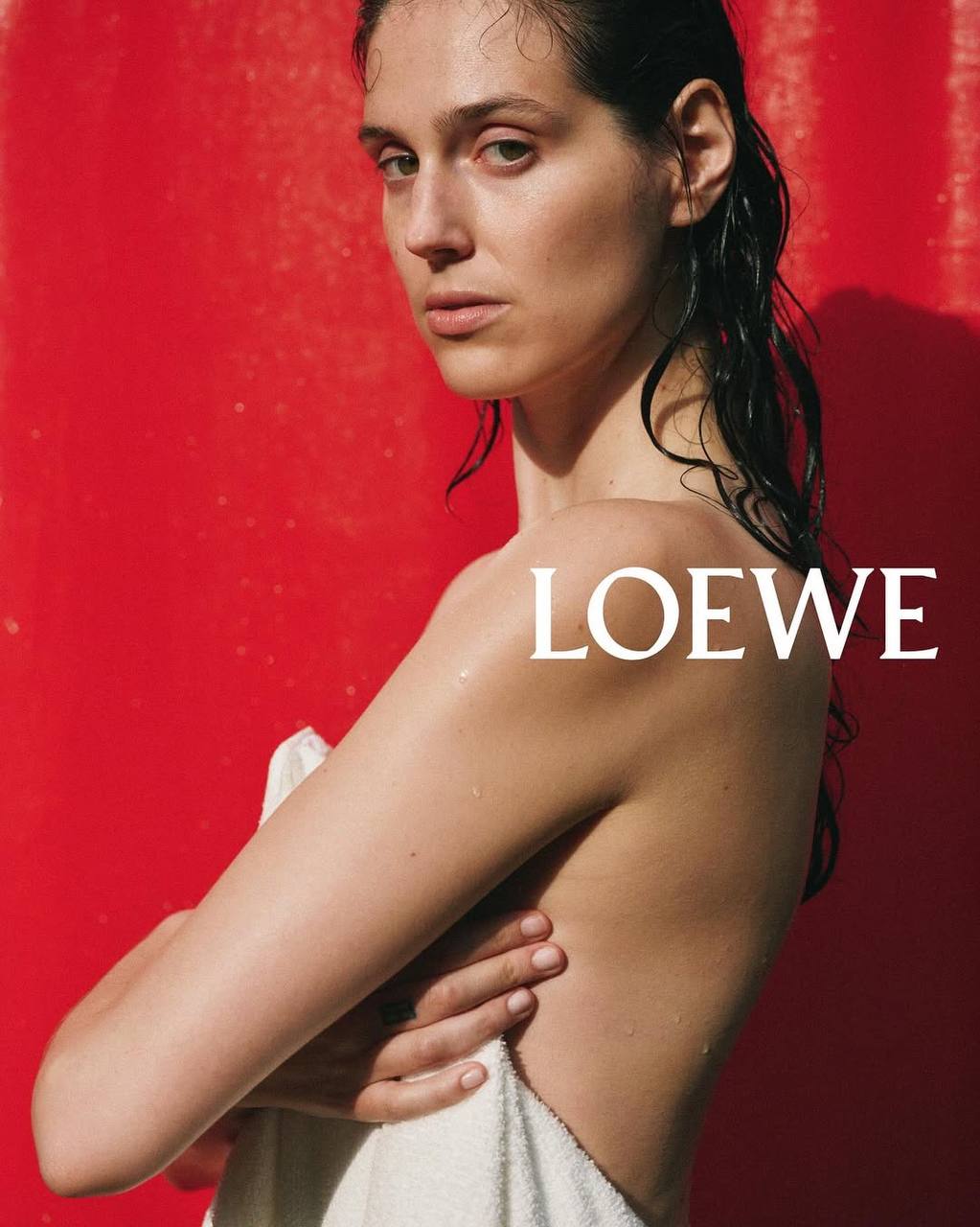 Визуал Loewe SS’26 как пожелание прекрасных выходных | Сетка — социальная сеть от hh.ru