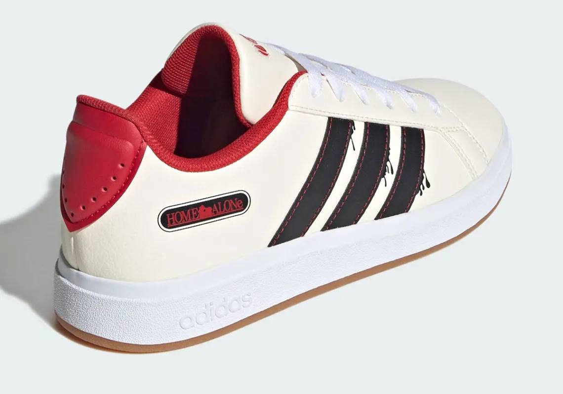 Ааааа, Adidas выпустит кроссовки по фильму «Один дома»! Это адики модели Grand Court в бело-красной расцветке и главными символами борьбы Кевина с Мокрыми бандитами на язычке (перышко, утюг, мишень, ё... | Сетка — социальная сеть от hh.ru