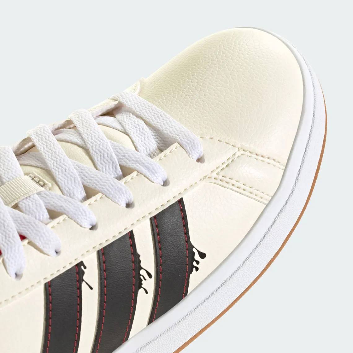 Ааааа, Adidas выпустит кроссовки по фильму «Один дома»! Это адики модели Grand Court в бело-красной расцветке и главными символами борьбы Кевина с Мокрыми бандитами на язычке (перышко, утюг, мишень, ё... | Сетка — социальная сеть от hh.ru
