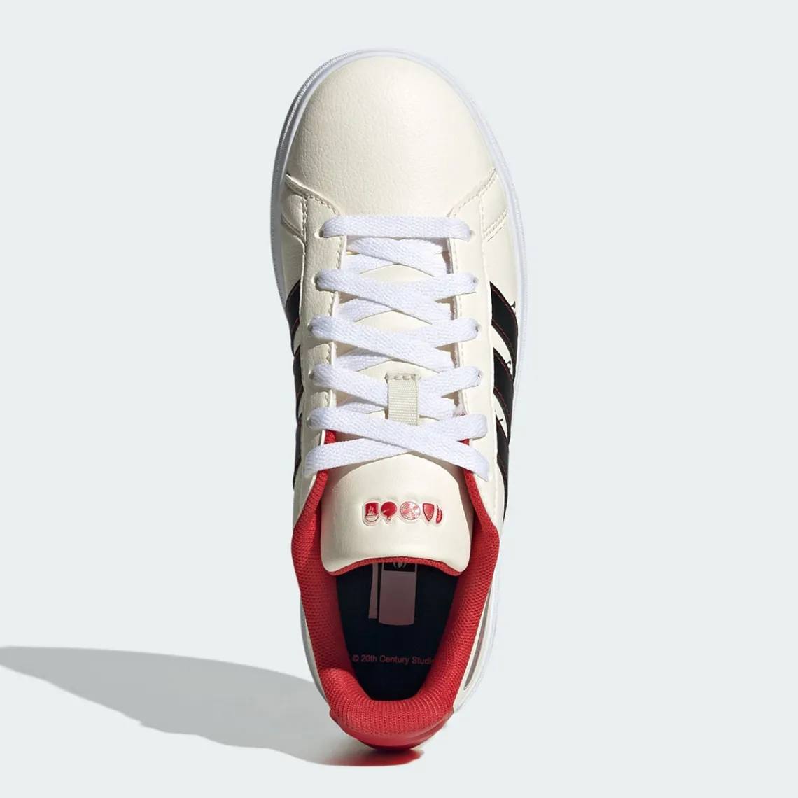 Ааааа, Adidas выпустит кроссовки по фильму «Один дома»! Это адики модели Grand Court в бело-красной расцветке и главными символами борьбы Кевина с Мокрыми бандитами на язычке (перышко, утюг, мишень, ё... | Сетка — социальная сеть от hh.ru