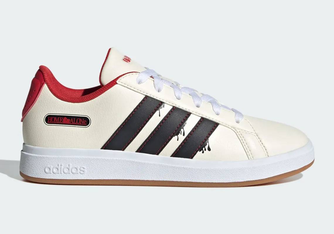 Ааааа, Adidas выпустит кроссовки по фильму «Один дома»! Это адики модели Grand Court в бело-красной расцветке и главными символами борьбы Кевина с Мокрыми бандитами на язычке (перышко, утюг, мишень, ё... | Сетка — социальная сеть от hh.ru