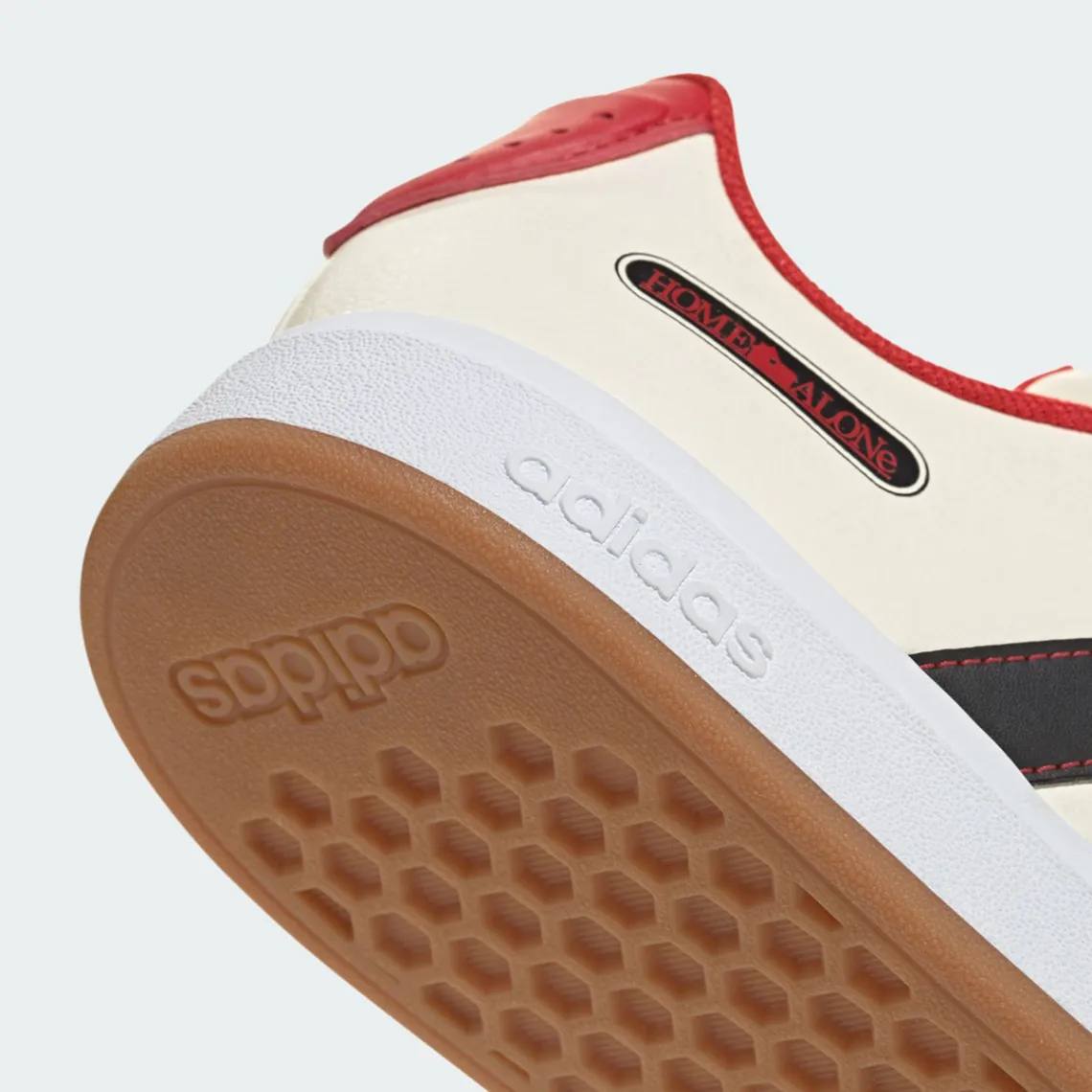 Ааааа, Adidas выпустит кроссовки по фильму «Один дома»! Это адики модели Grand Court в бело-красной расцветке и главными символами борьбы Кевина с Мокрыми бандитами на язычке (перышко, утюг, мишень, ё... | Сетка — социальная сеть от hh.ru