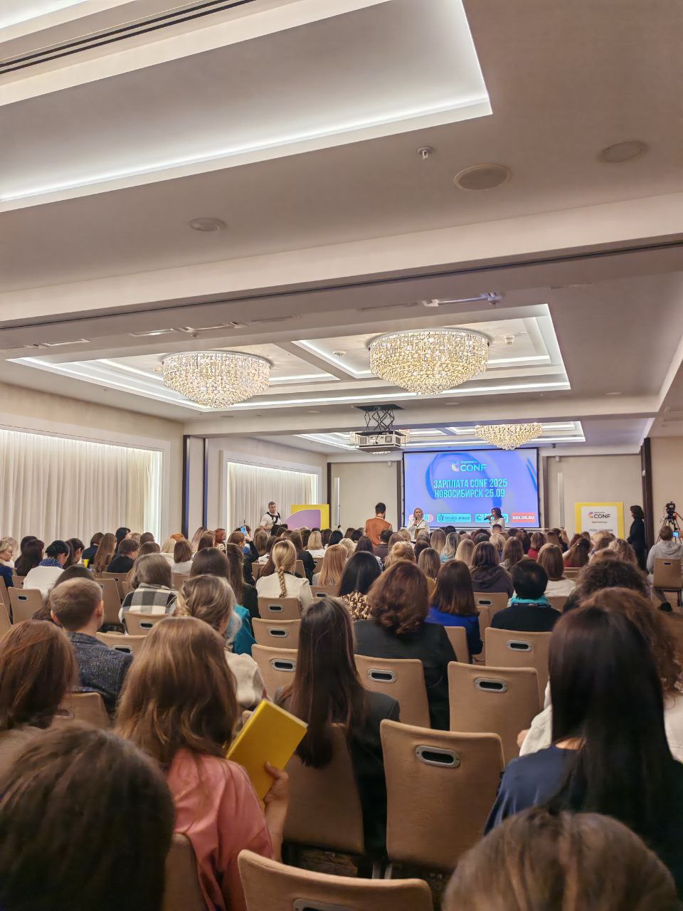 Очередная конференция «Зарплата Conf 2025» в Новосибирске состоялась!
Мария Цуркан выступила с темой «Токсичный руководитель: стратегии работы и самозащиты» | Сетка — социальная сеть от hh.ru