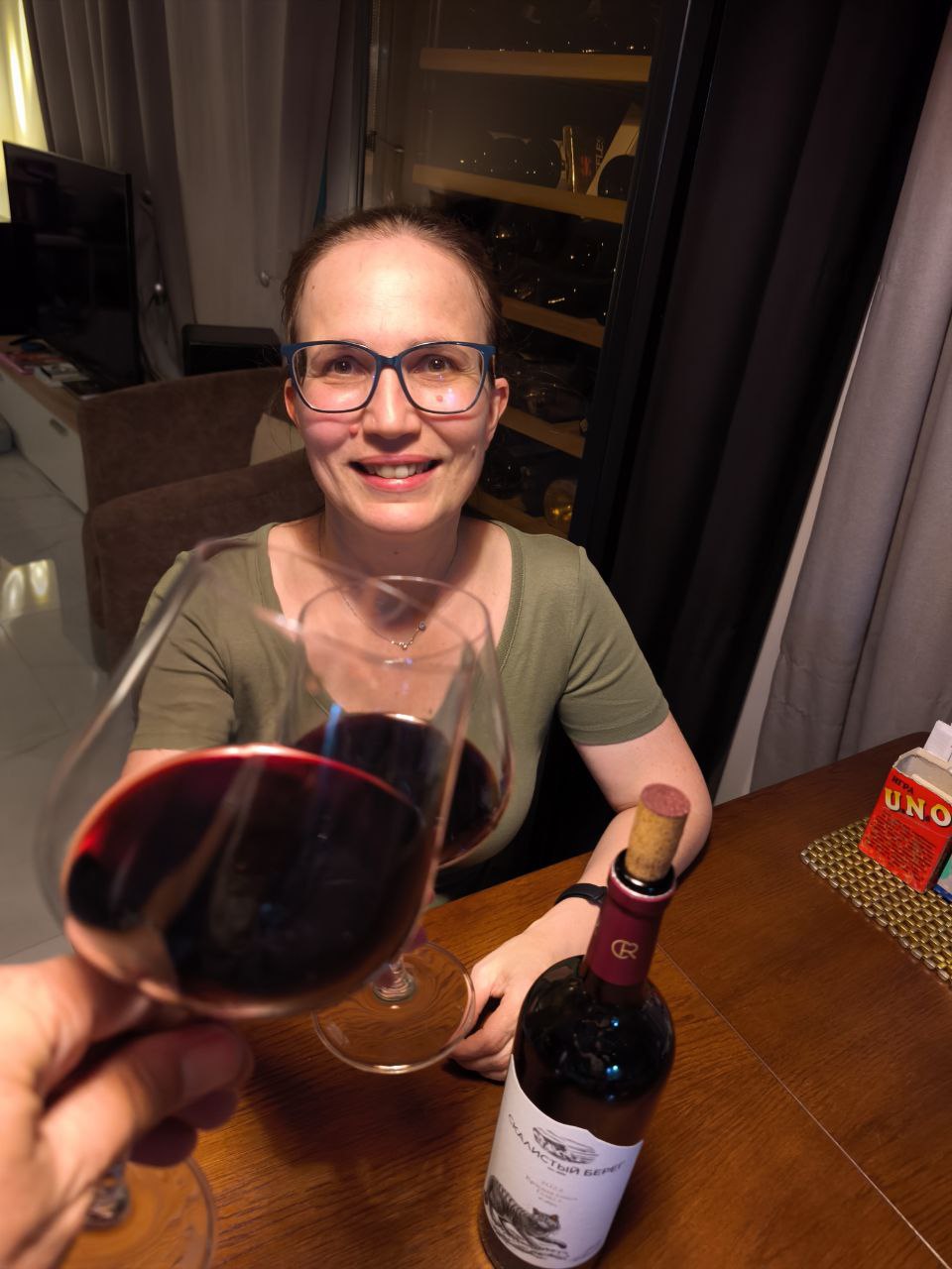 Вечер субботы с любимым 🥰 мужем.
Пробуем новое #вино
Оно шикарное 🔥🔥🔥
Макс пришел проконтролировать 😁 | Сетка — социальная сеть от hh.ru