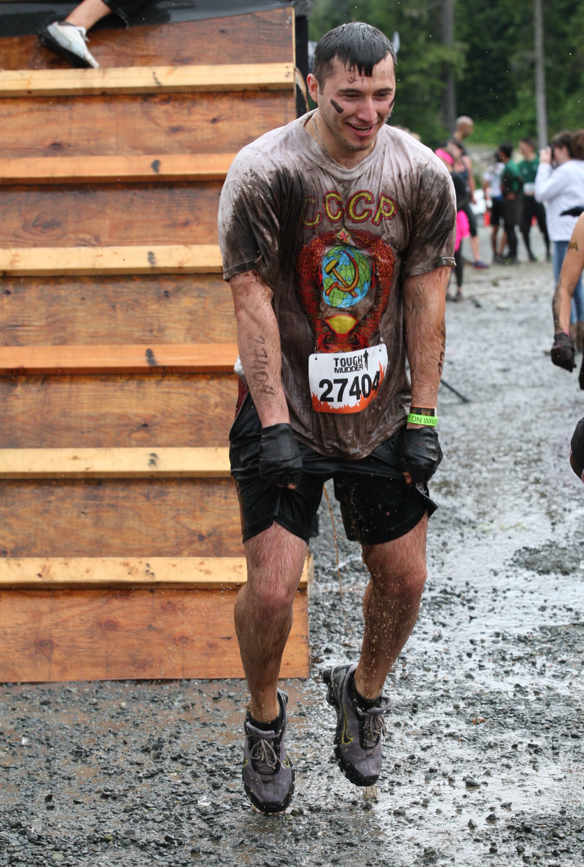 Говорят, Tough Mudder — это не гонка, а испытание. И это правда. Это мощная метафора для бизнес-борьбы.
Ты не просто появляешься в день старта. Ты принимаешь решение дойти до конца | Сетка — социальная сеть от hh.ru