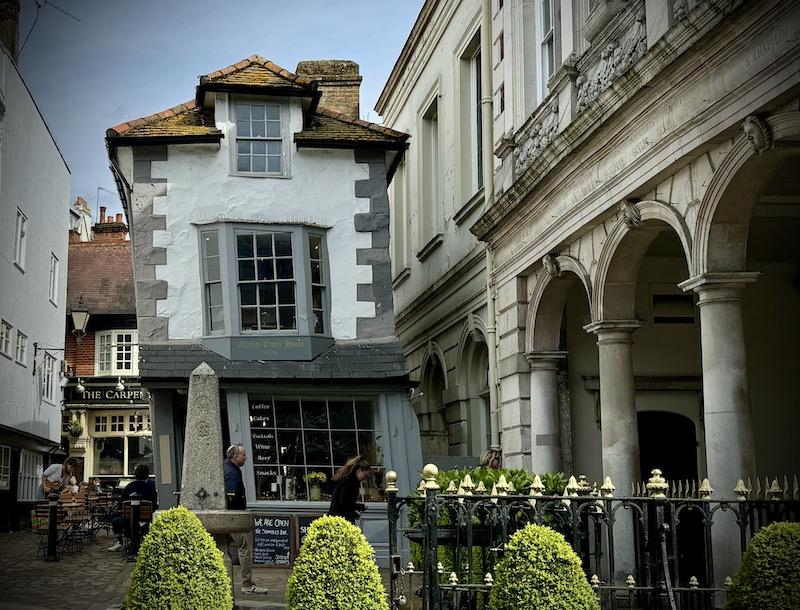Коллеги прислали ссылку на материал, в котором описан The Crooked House of Windsor, «Виндзорский скрюченный дом», называемый, среди прочего, старейшей чайной Англии.. | Сетка — социальная сеть от hh.ru
