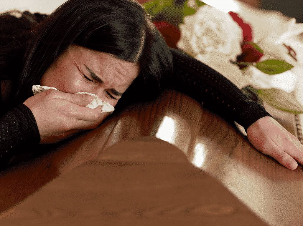 Похороны еврейского  миллиардера. ⚰️
Тело очень старого деда лежит в гробу. Куча народу: банкир, компаньон, близкие, друзья. 👥
Подходят к гробу три проститутки | Сетка — социальная сеть от hh.ru