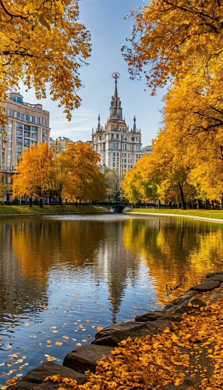 Где погулять осенью в Москве?🍁
📍Музей-заповедник «Царицыно»
📍Музей-заповедник «Коломенское»
📍Парк усадьбы «Кусково»
📍Воронцовский парк
📍Парк «Кузьминки-Люблино»
📍Нескучный сад
📍Воробьевы горы
📍Сад «Эр... | Сетка — социальная сеть от hh.ru
