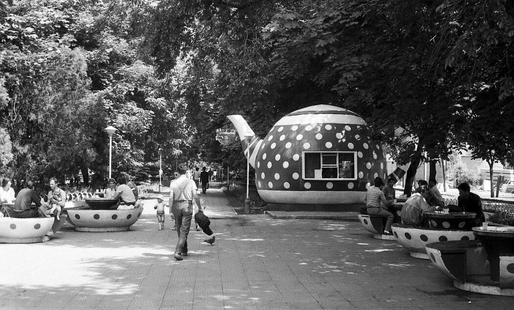 В одном ретро-фотографическом канале наткнулся намедни на фотографию кафе «Русский чай», сделанную в Доме культуры «Современник» Тираспольской трикотажной фабрики в Молдавии в 1975 году | Сетка — социальная сеть от hh.ru