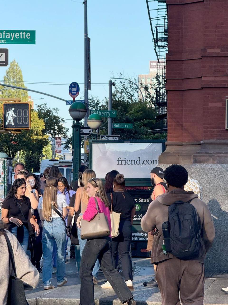 Домен вместо идеи
Стартап Friend разработал кулон за $129, который слушает окружающее и через ИИ реагирует голосом и текстом в приложении (важно: девайс работает без подписки) | Сетка — социальная сеть от hh.ru