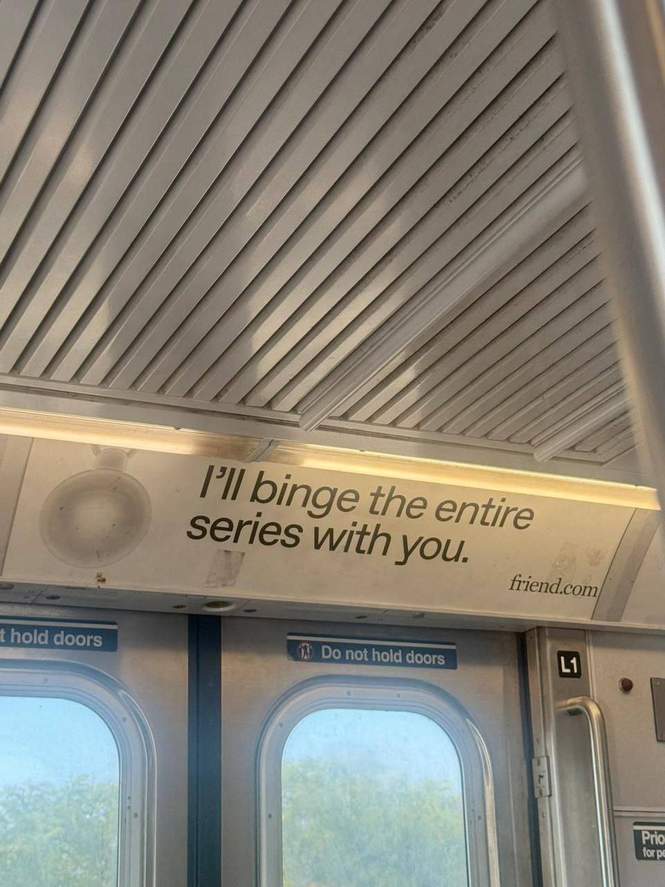 Домен вместо идеи
Стартап Friend разработал кулон за $129, который слушает окружающее и через ИИ реагирует голосом и текстом в приложении (важно: девайс работает без подписки) | Сетка — социальная сеть от hh.ru