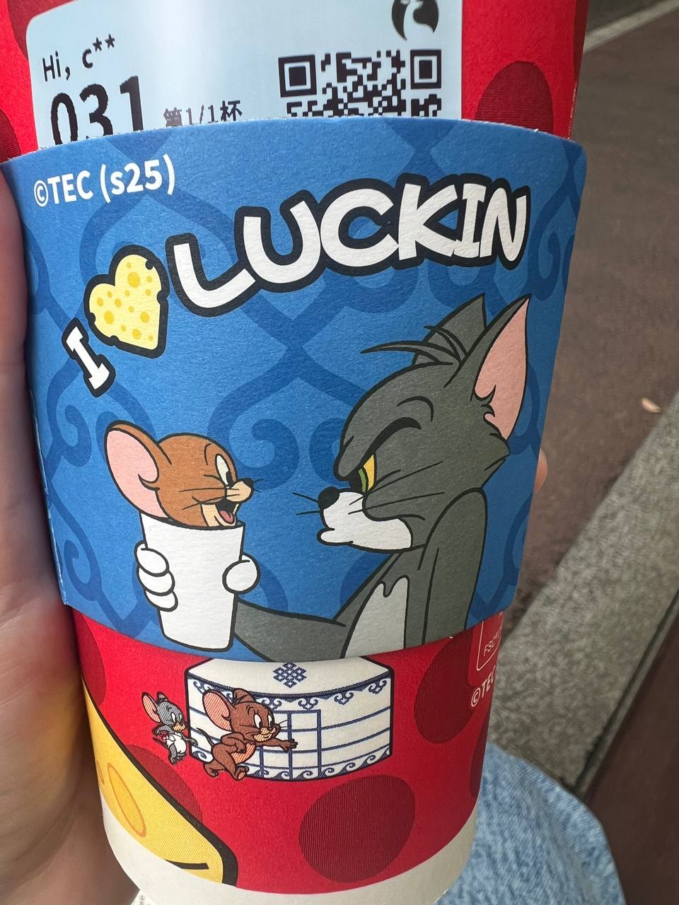 Маркетинговый трюк: как мультяшные герои продают кофе
Китайская сеть кофеен Luckin Coffee запустила коллаборацию с культовым мультиком «Том и Джерри» — выпустила лимитированные стаканчики, упаковки и ... | Сетка — социальная сеть от hh.ru