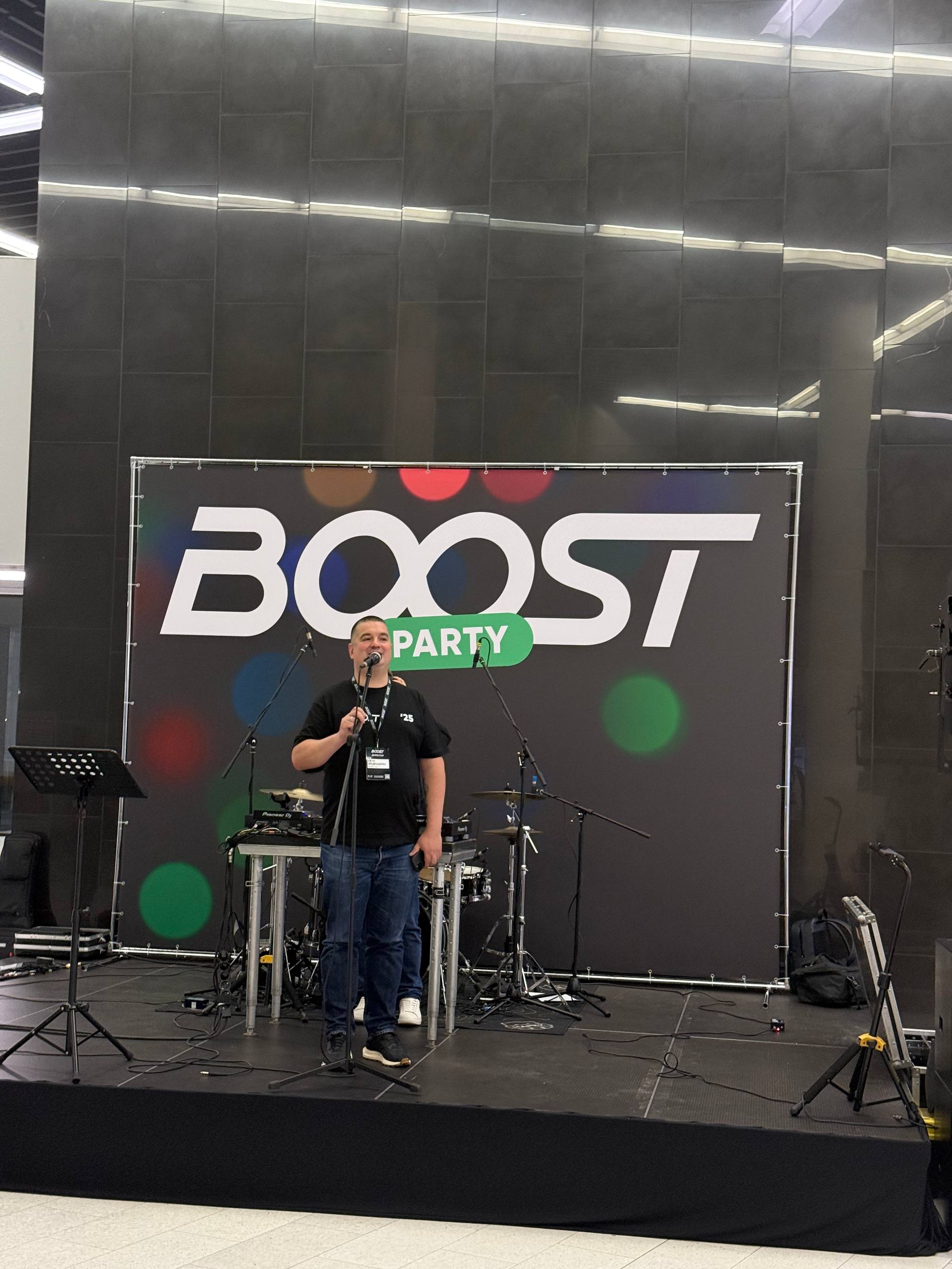 Заметки с BOOST
От звонка до звонка был оба дня на конференции. Посетил доклады во всех потоках, кроме «Дизайн и креатив».
Выделил несколько мыслей:
1. Консультируйте клиента по бизнесовым решениям | Сетка — социальная сеть от hh.ru