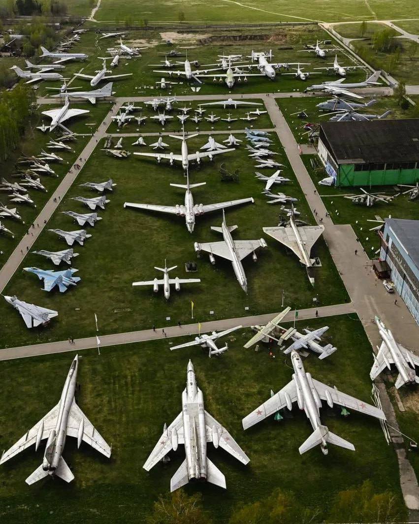 ✈️ Музей самолетов под открытым небом в Монино
На территории можно прогуляться среди десятков настоящих самолётов. От блестящих до заросших травой и ржавчины
📍Щёлково, Монино, ул | Сетка — социальная сеть от hh.ru