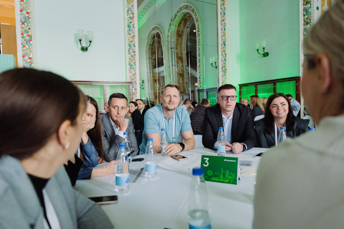 На прошлой неделе был в Сочи. По работе 😁 Встречались со стратпартнёрами Перекрёстка и обсуждали данные во всём их многообразии в волшебном месте прямо на набережной | Сетка — социальная сеть от hh.ru