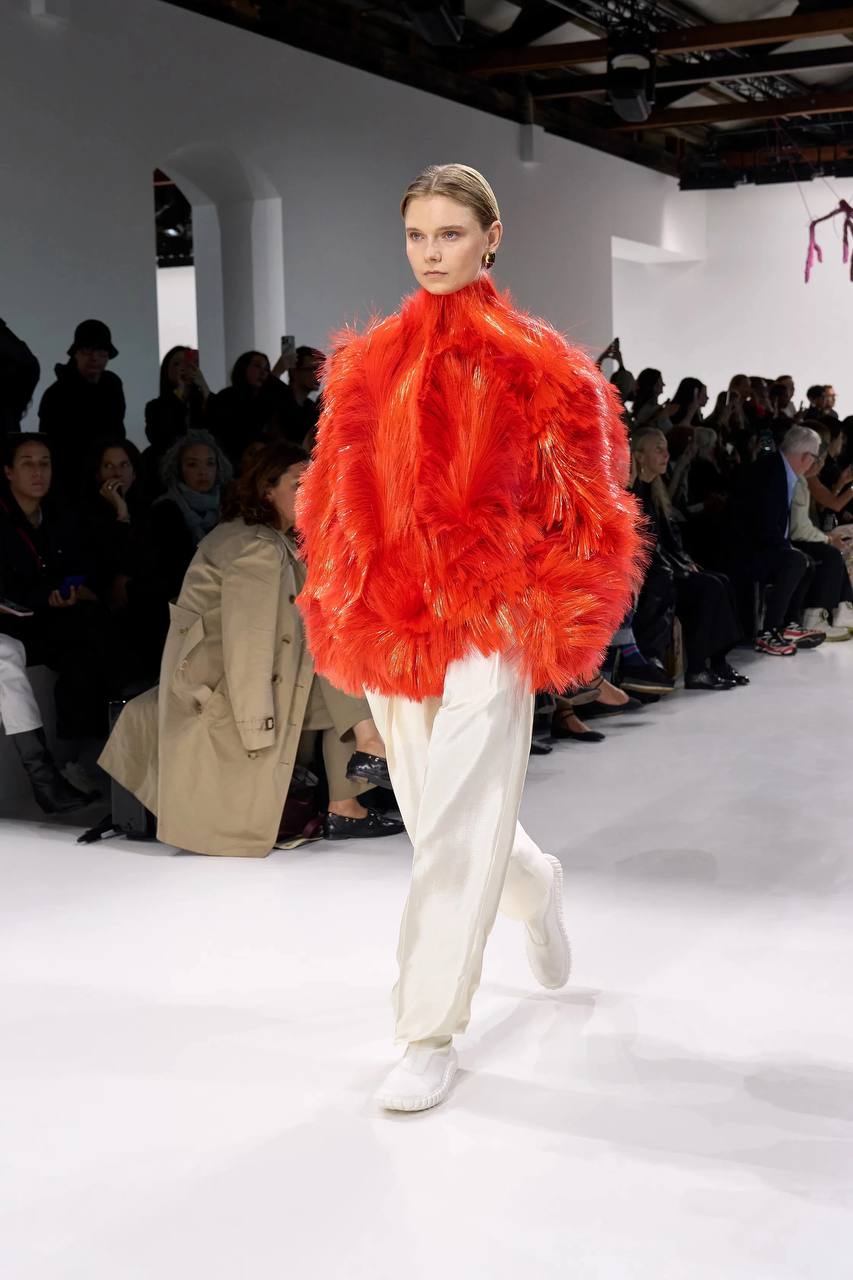 Неделя моды
Я много раз говорила, что невозможность носить люкс, не означает невозможность быть стильной.
Вот что ты точно можешь взять с собой из свежих показов:
1. Флагман сезона — оранжевый | Сетка — социальная сеть от hh.ru