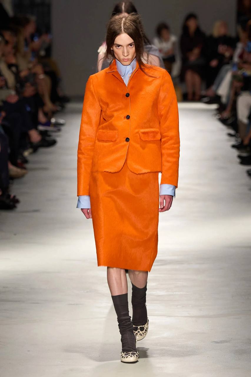 Неделя моды
Я много раз говорила, что невозможность носить люкс, не означает невозможность быть стильной.
Вот что ты точно можешь взять с собой из свежих показов:
1. Флагман сезона — оранжевый | Сетка — социальная сеть от hh.ru