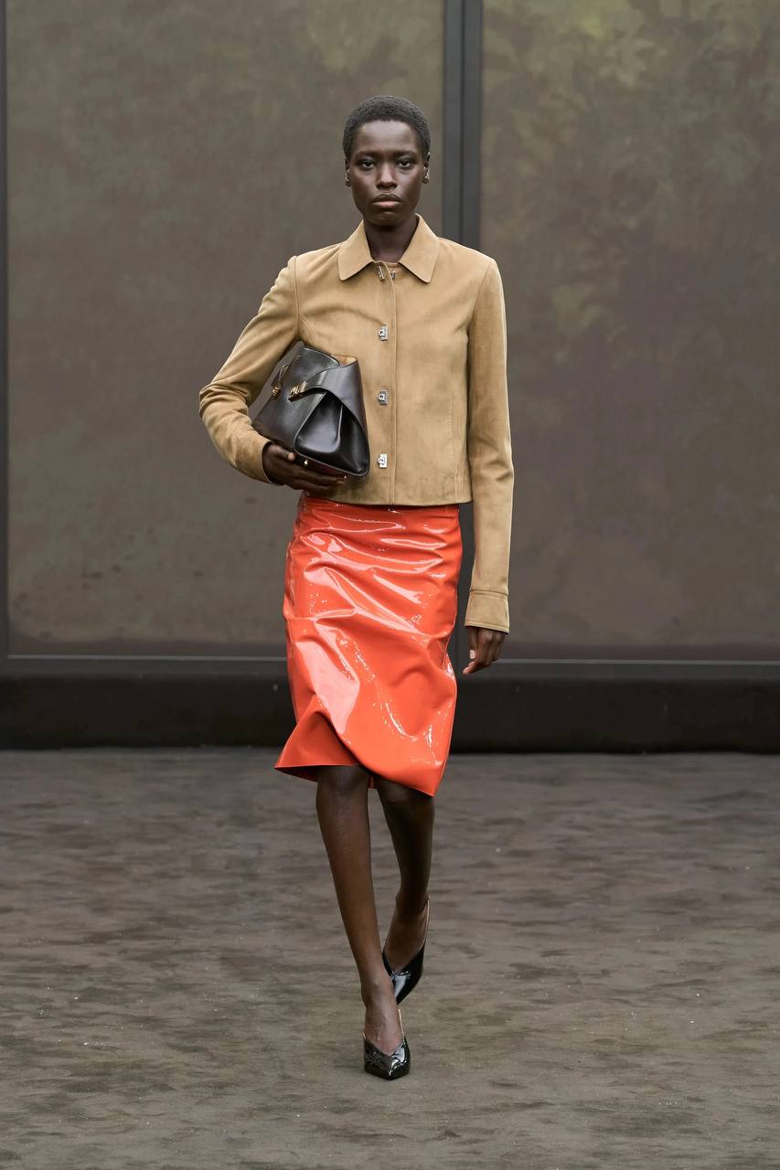 Неделя моды
Я много раз говорила, что невозможность носить люкс, не означает невозможность быть стильной.
Вот что ты точно можешь взять с собой из свежих показов:
1. Флагман сезона — оранжевый | Сетка — социальная сеть от hh.ru