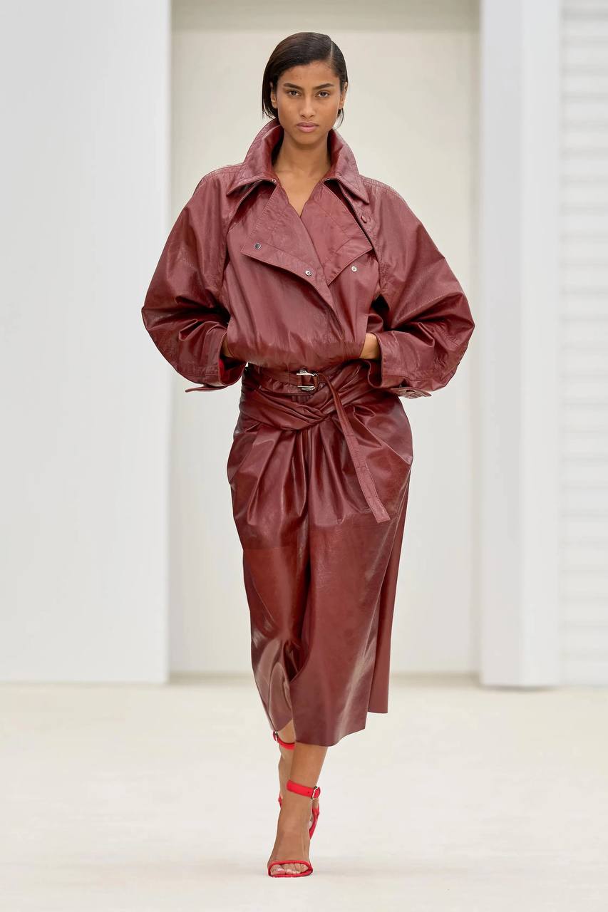 Неделя моды
Я много раз говорила, что невозможность носить люкс, не означает невозможность быть стильной.
Вот что ты точно можешь взять с собой из свежих показов:
1. Флагман сезона — оранжевый | Сетка — социальная сеть от hh.ru